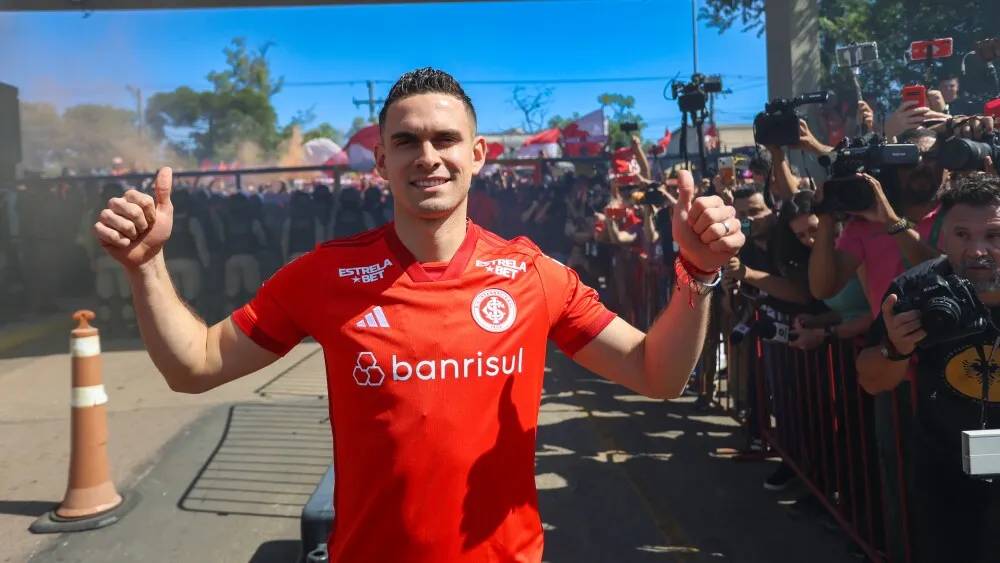 Rafael Borré chega ao Internacional com festa da torcida