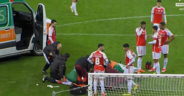 Lateral do Inter sofre grave lesão após colisão durante partida
